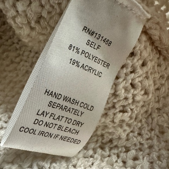 🆕 Karlie Distressed V-Neck Sweater Size Medium - Picture 6 of 9